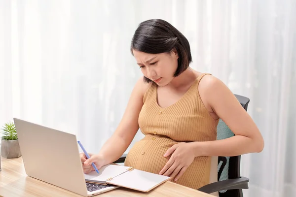 Schwangere Benutzt Laptop Tisch Und Arbeitet Von Hause Aus — Stockfoto