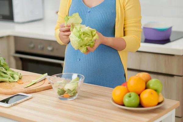 Беременная Молодая Женщина Готовит Овощи — стоковое фото
