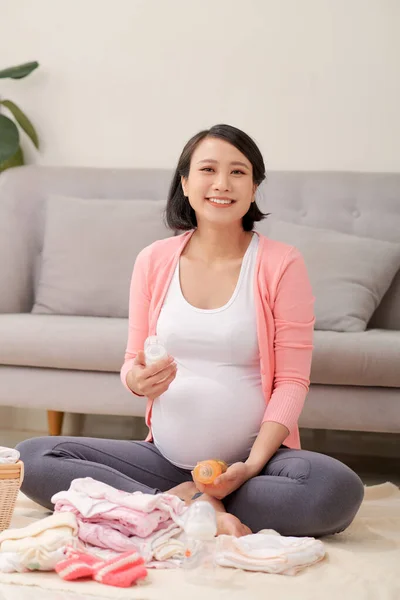 Mujer Embarazada Está Empacando Maleta Para Hospital Maternidad Preparándose Para — Foto de Stock