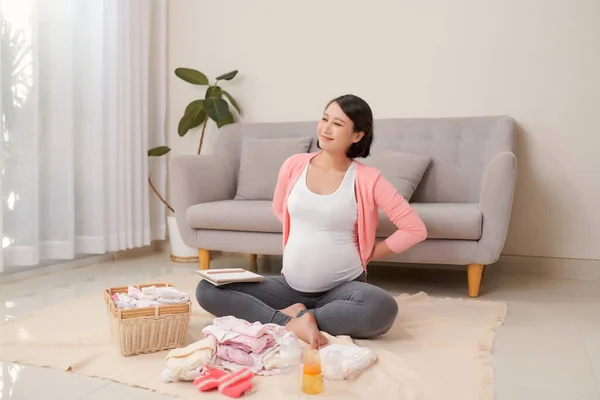 Feliz Joven Madre Con Equipaje Viaje Ropa Bebé Casa — Foto de Stock