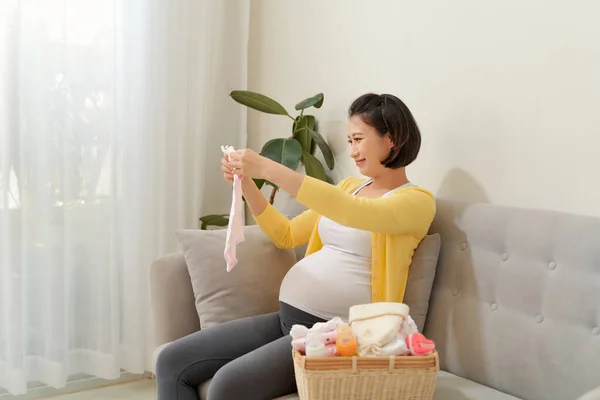 Mujer Embalaje Ropa Bebé Sala Estar — Foto de Stock