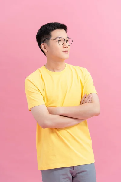 Aziatisch Jong Knap Man Geel Shirt Glimlachen Roze Achtergrond — Stockfoto