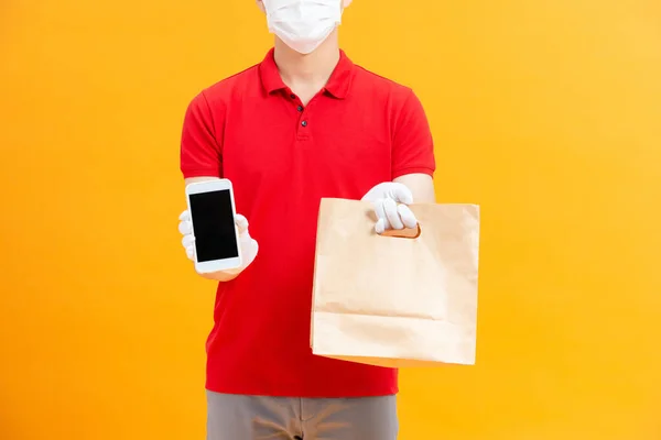 Joven Repartidor Guantes Médicos Mascarilla Protectora Con Teléfono Inteligente Con —  Fotos de Stock