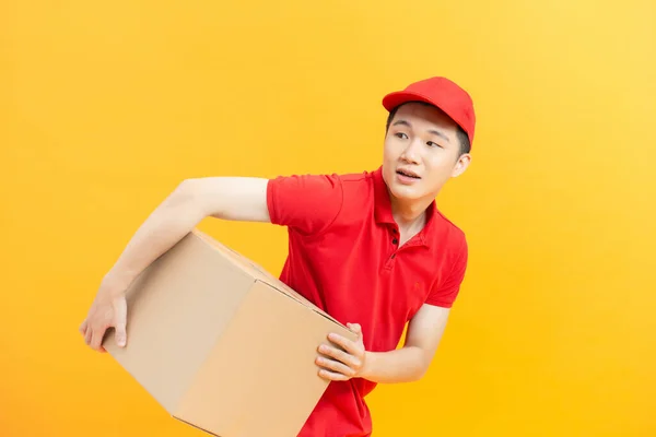 Vista Lateral Jovem Entregador Com Caixa Fundo Amarelo Isolado — Fotografia de Stock