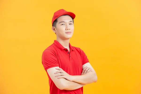 Kırmızı Şapkalı Gülümseyen Teslimatçı Elleri Çapraz Duruyor — Stok fotoğraf