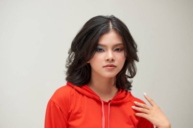 Pembe peruklu ve parlak makyajlı heyecanlı parti kızı çok etkilenmiş görünüyor.,