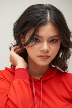 Gri arkaplandaki mutlu yüz ifadesi