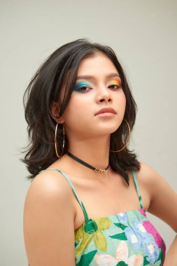 Güzel ciltli ve gülümseyen Asyalı bir kadının portresi.