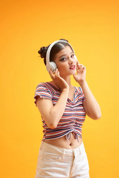 Portret Młodej Kobiety Noszenia Słuchawek Słuchanie Muzyki — Zdjęcie stockowe