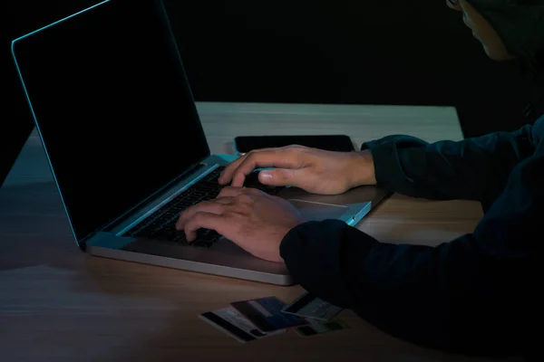 Man Som Arbetar Laptop Mörkt Rum — Stockfoto