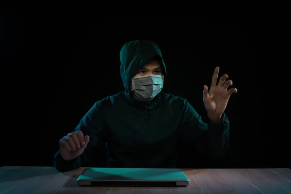 Bilgisayar Ile Hacker Siber Saldırı Başlatan Siyah Backgroung Izole — Stok fotoğraf