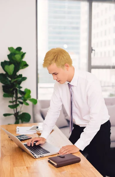 Negocios Movimiento Alegre Joven Asiático Hombre Formalwear Utilizando Portátil Mientras — Foto de Stock