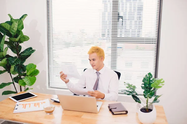 Hombre Trabajando Portátil Oficina Contando Datos Financieros — Foto de Stock