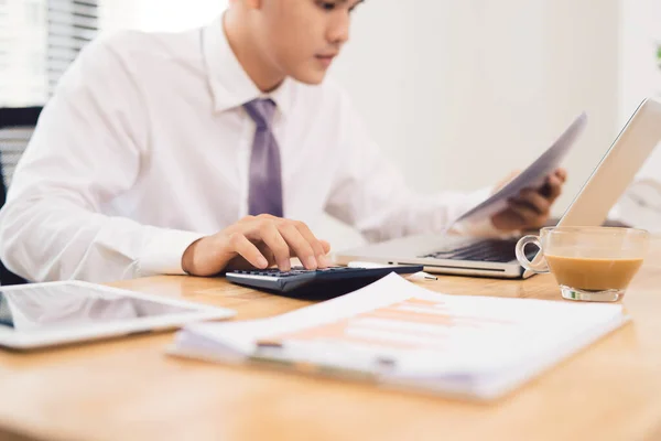 Mann Arbeitet Vom Büro Aus Laptop Finanzdaten Zählen — Stockfoto