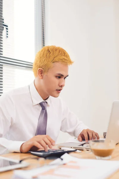 Conceito Negócio Trabalho Escritório Homem Negócios Usando Calculadora Para Calcular — Fotografia de Stock