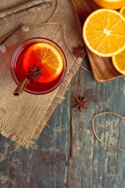 Noel bir rustik ahşap masa şarap mulled. Tatil kavramı.