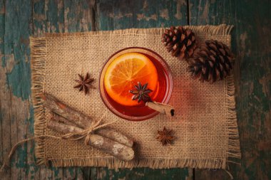 Noel bir rustik ahşap masa şarap mulled. Tatil kavramı.
