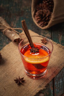 Noel bir rustik ahşap masa şarap mulled. Tatil kavramı.