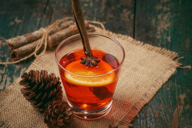 Noel bir rustik ahşap masa şarap mulled. Tatil kavramı.
