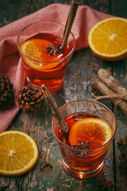 Noel bir rustik ahşap masa şarap mulled. Tatil kavramı.