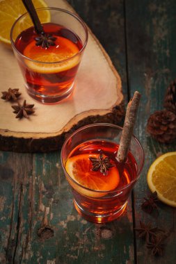 Noel bir rustik ahşap masa şarap mulled. Tatil kavramı.