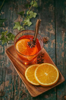 Noel bir rustik ahşap masa şarap mulled. Tatil kavramı.