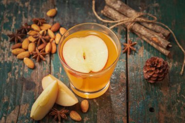Elma çayı tarçın çubuğu ile sıcak içecek. Sıcak bir içecek ile elma sonbahar ya da kış için.