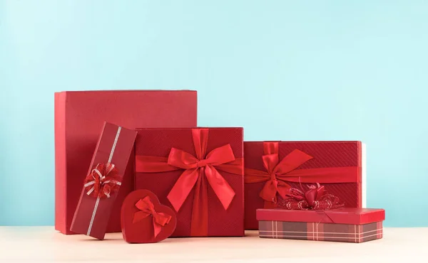 Caja Regalo Con Cinta Roja Para San Valentín —  Fotos de Stock