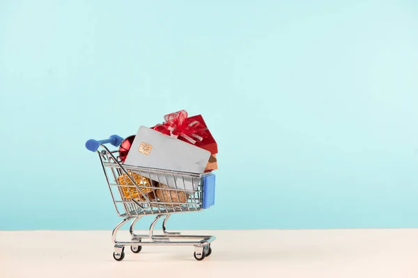 Noel Alışveriş Kavramı Alışveriş Sepeti Noel Hediye Kutuları Kredi Kartı — Stok fotoğraf