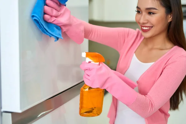 Jonge Aziatische Vrouw Schoonmaken Van Keuken Met Wasmiddel Spray — Stockfoto