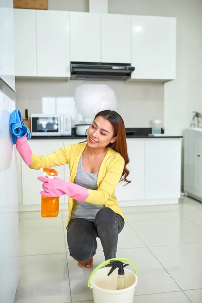 Jeune Femme Asiatique Préparant Nettoyer Cuisine Spray Détergent Pour Mains — Photo