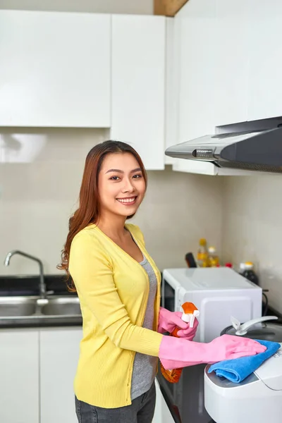 Portrait Jolie Jeune Femme Nettoyant Une Surface Placard Cuisine Blanche — Photo