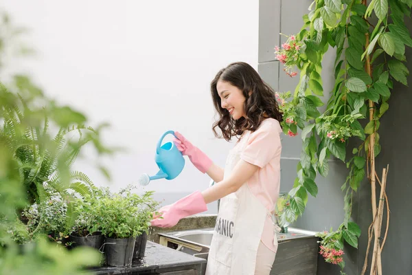 Aziatische Meisjes Blauw Water Geven Tuin Grond — Stockfoto