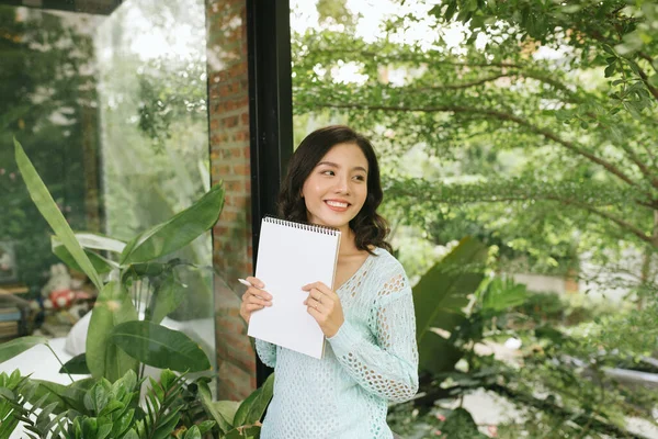 Feliz Hermosa Mujer Asiática Sosteniendo Libro Diario Sobre Fondo Verde —  Fotos de Stock