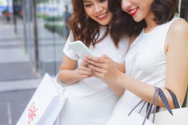 Açık havada genç kadının elinde bir akıllı telefon yakın çekim. 