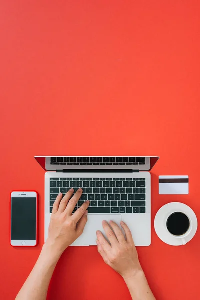 Vrouwen Handen Typen Computer Mensen Technologie Concept Bovenaanzicht Selectieve Focus — Stockfoto