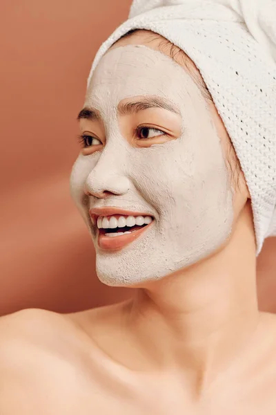 Mujer Asiática Joven Con Una Toalla Blanca Cabeza Una Máscara — Foto de Stock