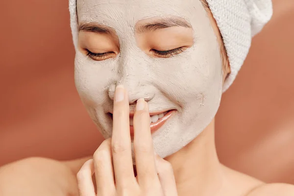 漂亮的亚洲女人把面罩戴在脸上 皮肤护理和治疗 自然美和美容概念 — 图库照片
