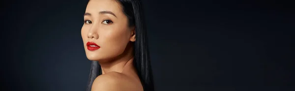 Krásná Mladá Asijská Žena Dlouhými Vlasy Tmavém Šedém Izolovaném Pozadí — Stock fotografie