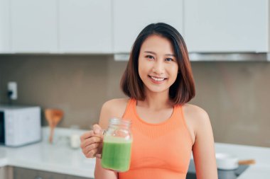 Detox Smoothie Diyet İçeceği. Zinde Vücut İçen Sağlıklı Kadın Taze Organik