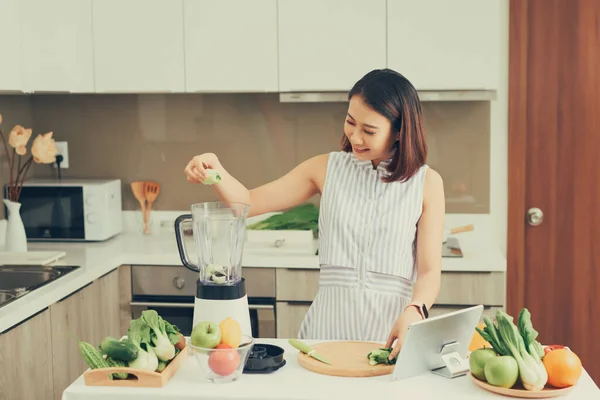 Mujer Asiática Saludable Disfrutar Hacer Verduras Verdes Desintoxicación Limpiar Batido — Foto de Stock