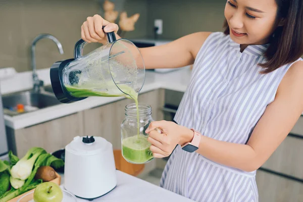 Молода Жінка Азії Виливає Склянку Зелену Коктейль Сучасній Кухні — стокове фото