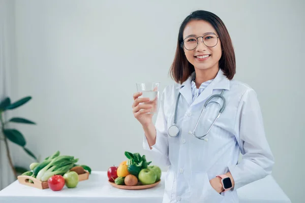 Nutricionista Feminina Mostrando Vidro Leite Seu Escritório — Fotografia de Stock