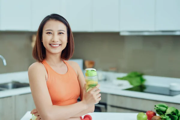 Δίαιτα Υγιεινή Διατροφή Γυναίκα Πίνοντας Φρέσκο Ακατέργαστο Πράσινο Χυμό Λαχανικών — Φωτογραφία Αρχείου