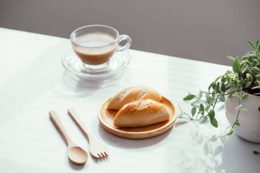 Pencerenin yanındaki masada kahvaltı.. 