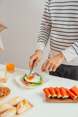 Geleneksel kızarmış yumurtalı tost.
