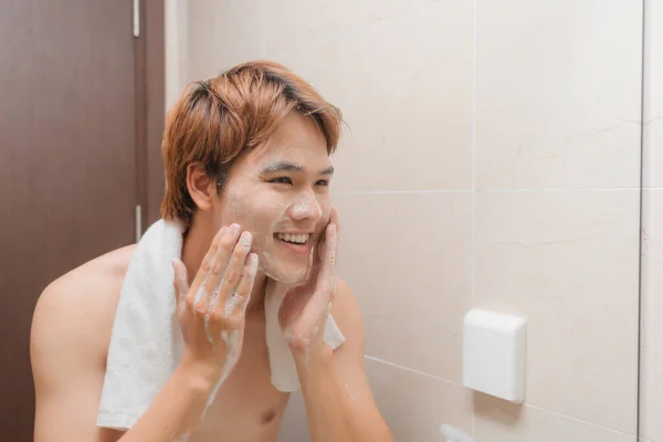 초상화 매력적인 아시아 화장실 — 스톡 사진