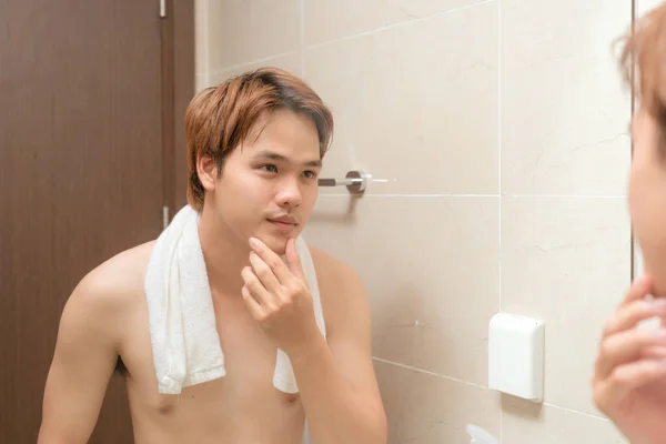 젊은이 거울에서 화장실에 수염을 — 스톡 사진