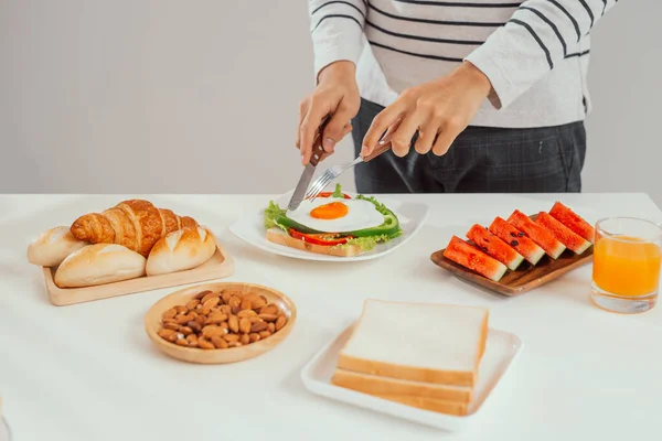 Traditionelles Frühstück Spiegeleier Mit Toasts — Stockfoto