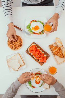 Genç mutlu aile having kahvaltı